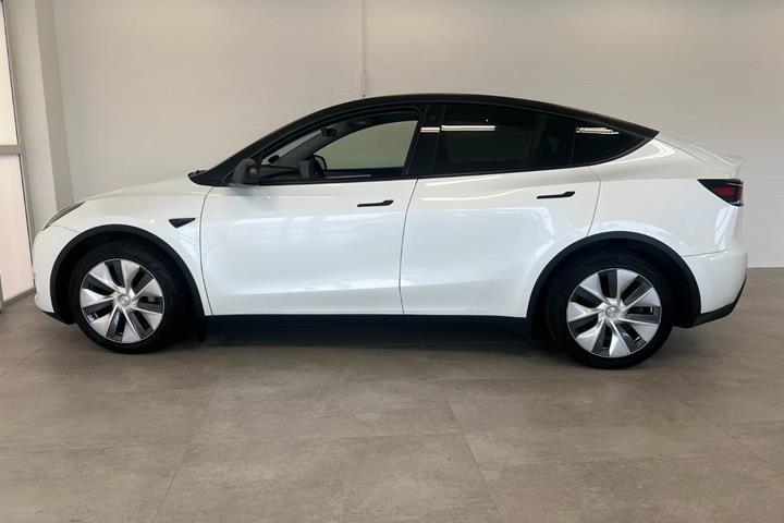 Hvid Tesla Model Y fra 2023