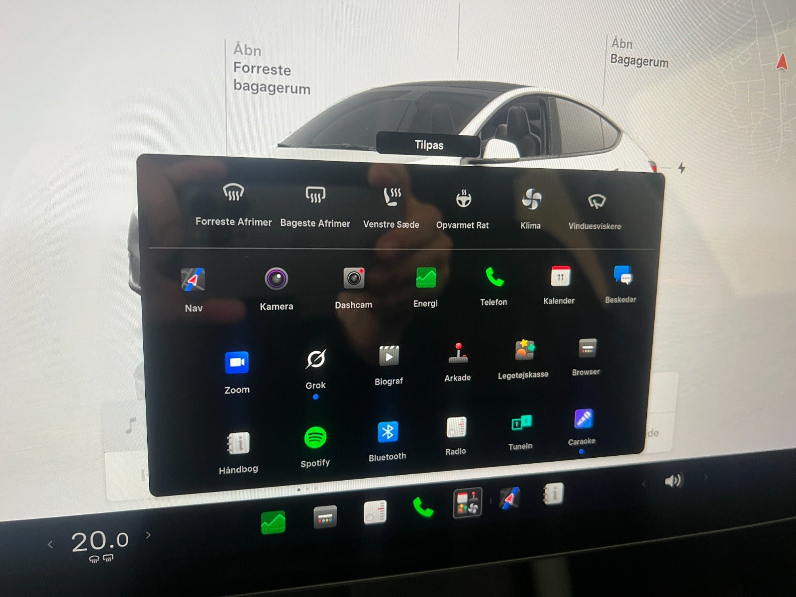 Hvid Tesla Model Y fra 2023