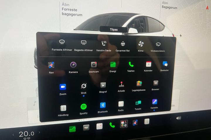 Hvid Tesla Model Y fra 2023