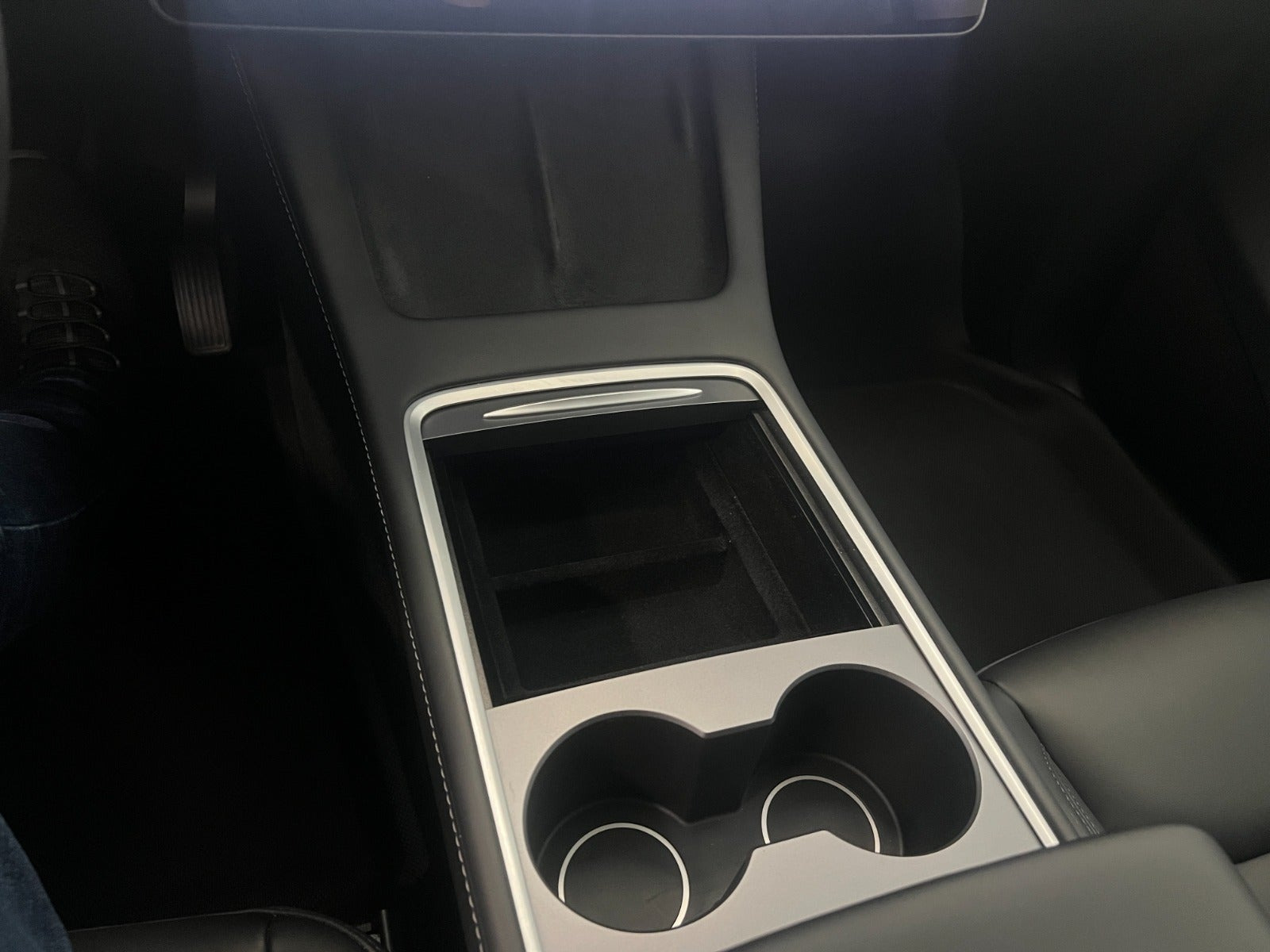 Hvid Tesla Model Y fra 2023