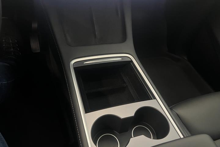Hvid Tesla Model Y fra 2023