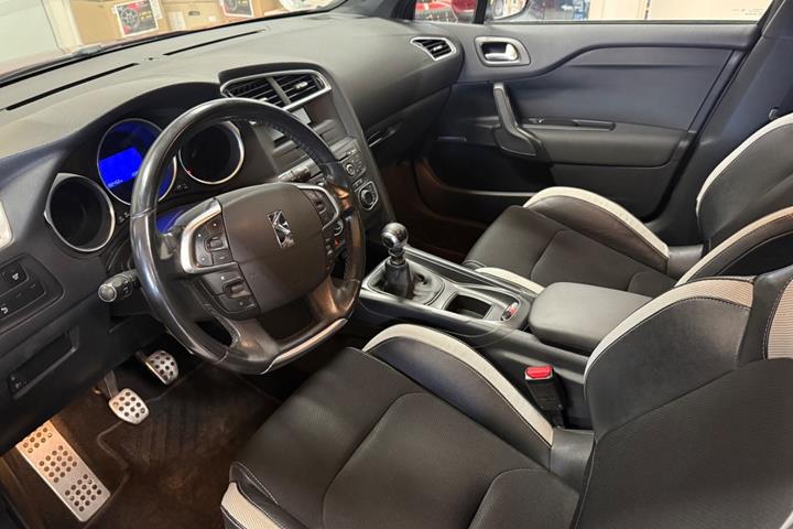 Rød Citroën DS4 fra 2012
