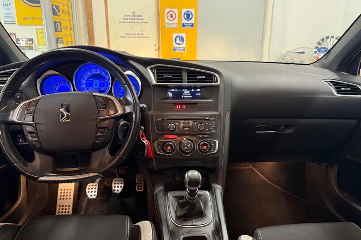 Rød Citroën DS4 fra 2012