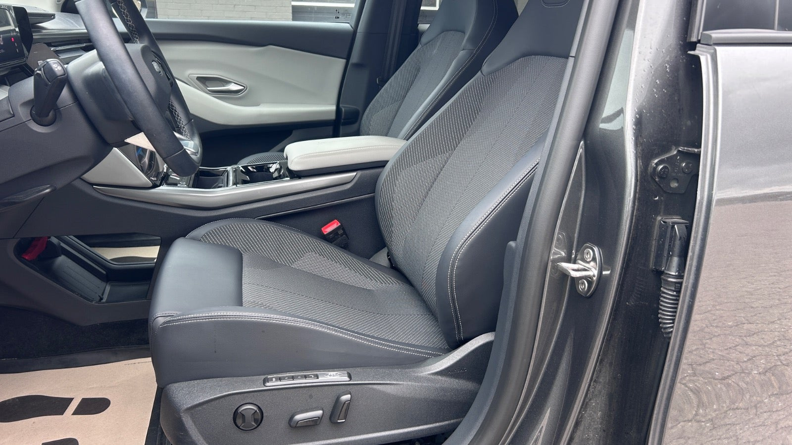 Grå Ford Explorer fra 2025