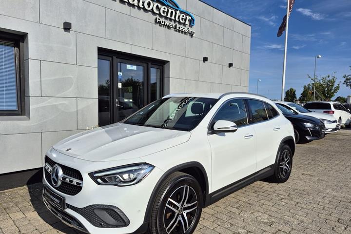 Hvid Mercedes GLA250 e fra 2022 set udefra