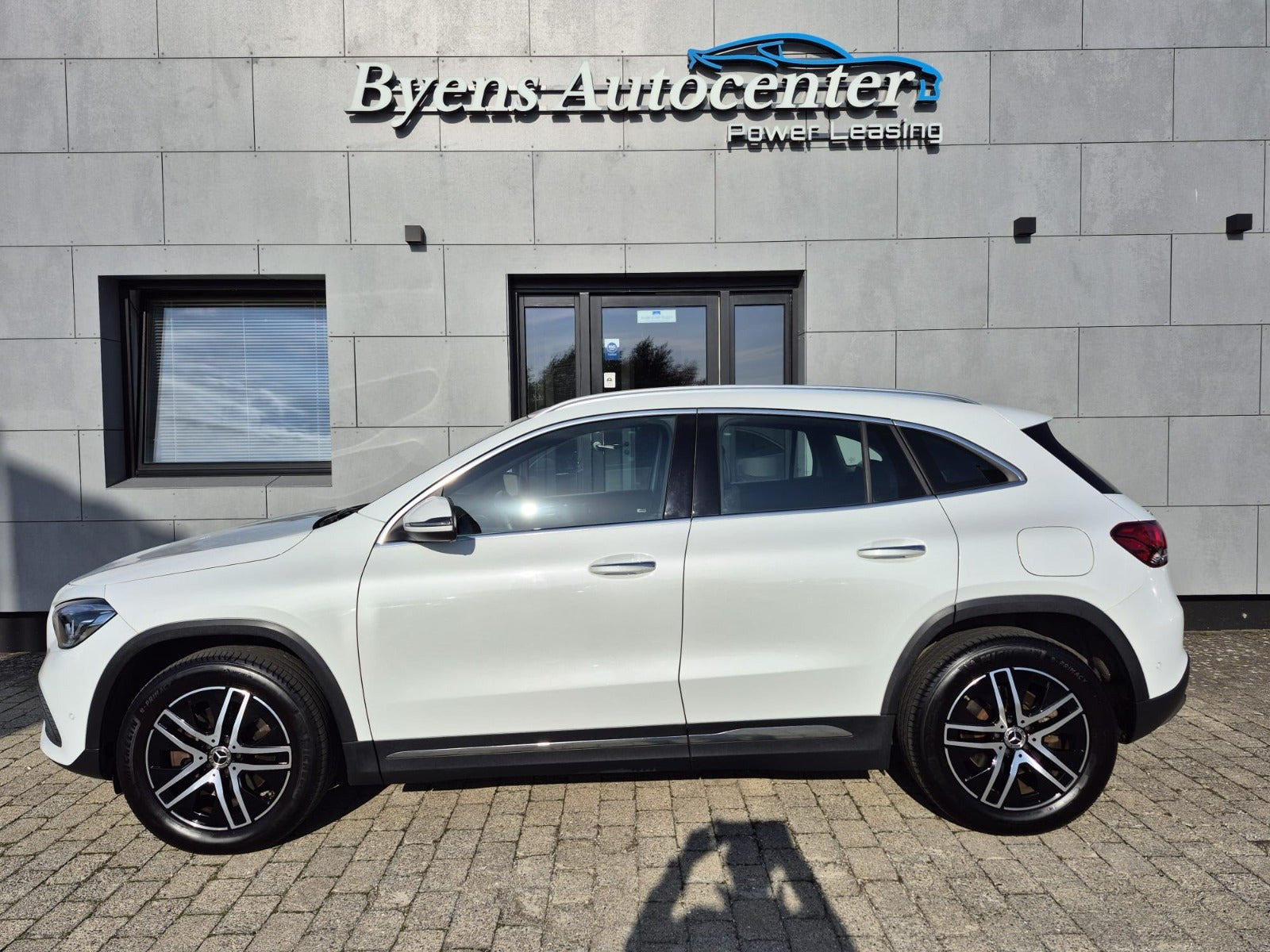 Hvid Mercedes GLA250 e fra 2022