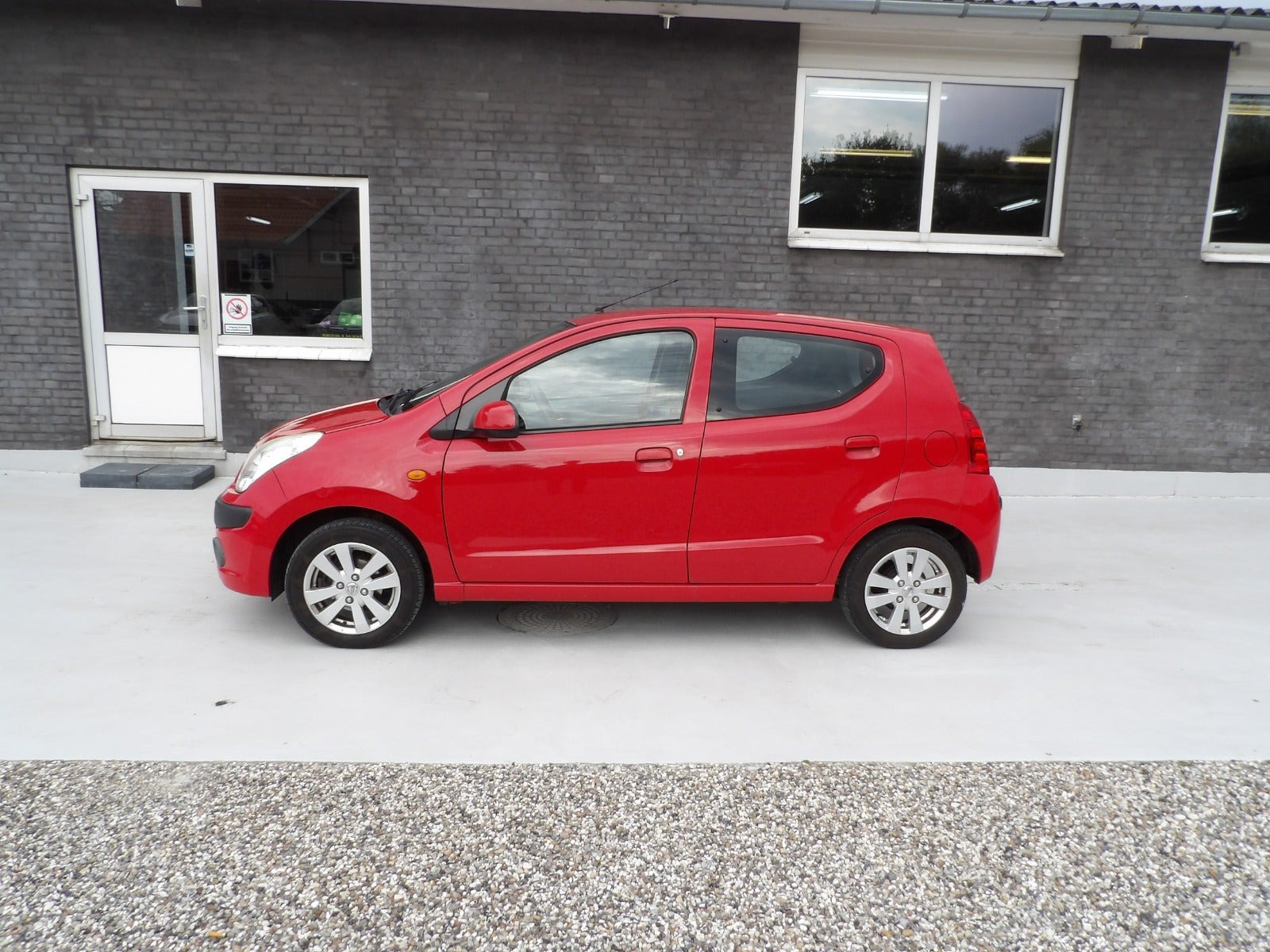 Rød Nissan Pixo fra 2011