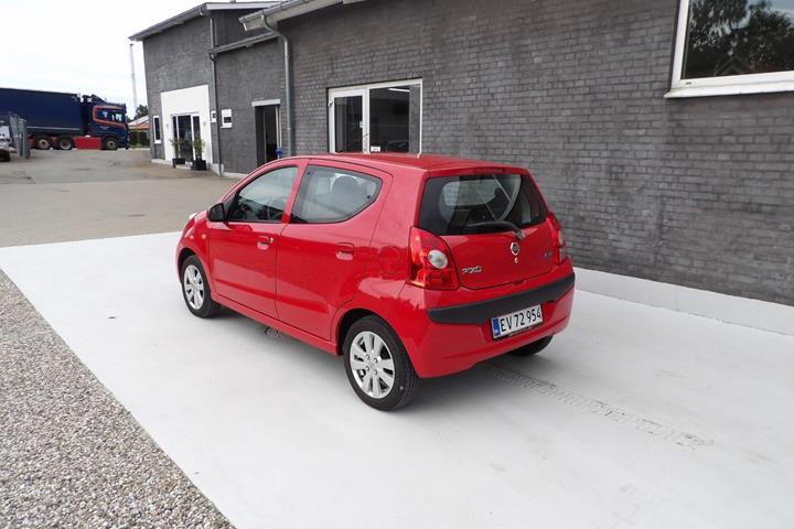 Rød Nissan Pixo fra 2011