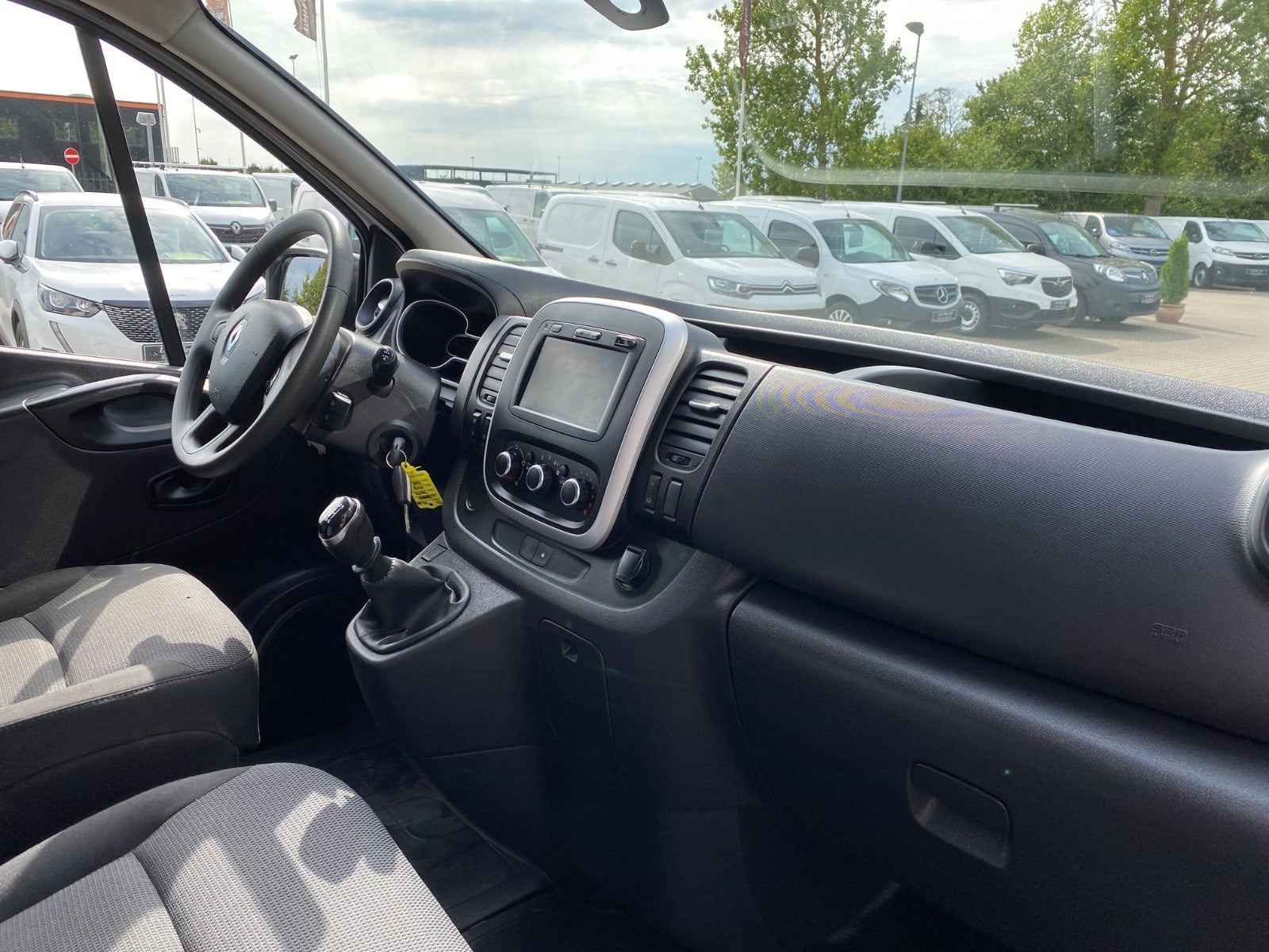 Hvid Renault Trafic T29 fra 2020