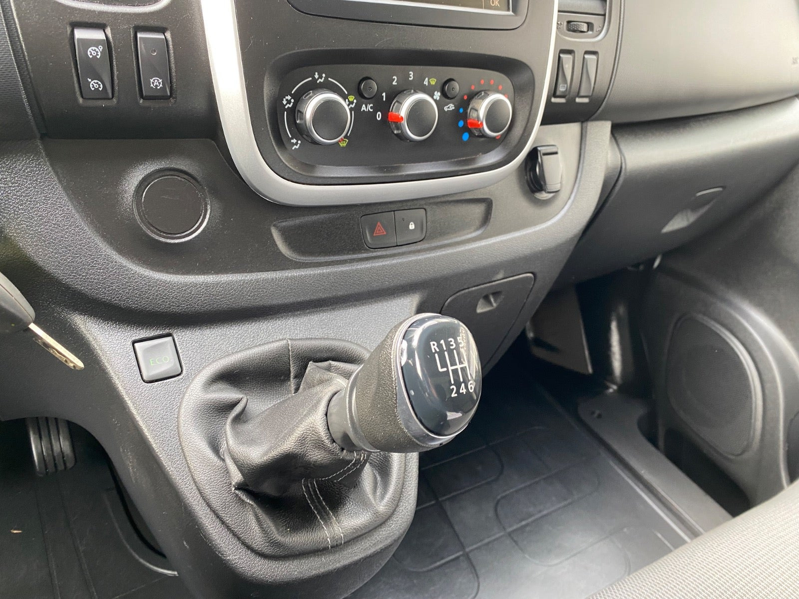 Hvid Renault Trafic T29 fra 2020
