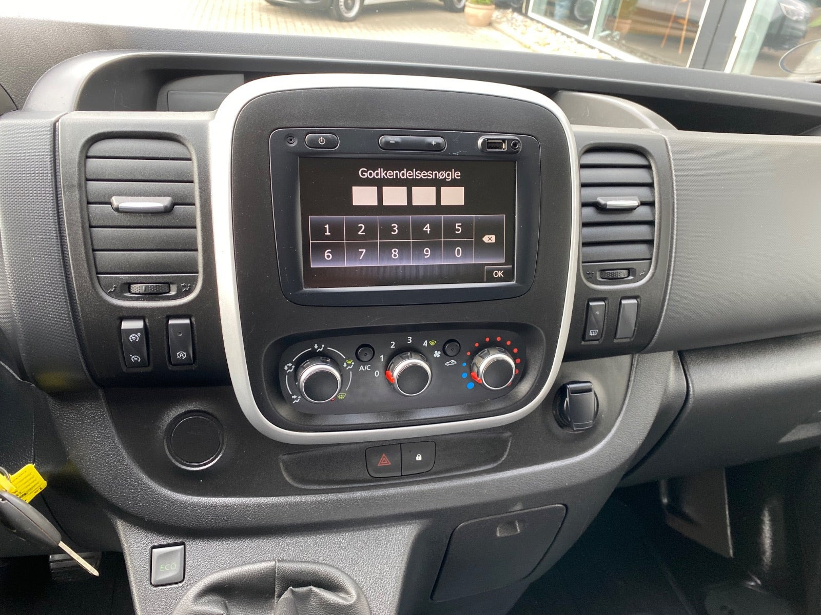 Hvid Renault Trafic T29 fra 2020