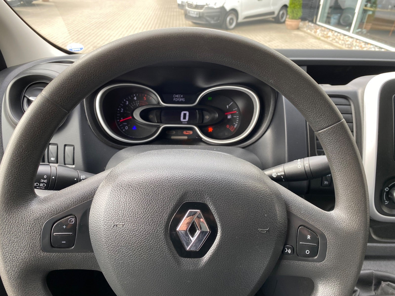 Hvid Renault Trafic T29 fra 2020