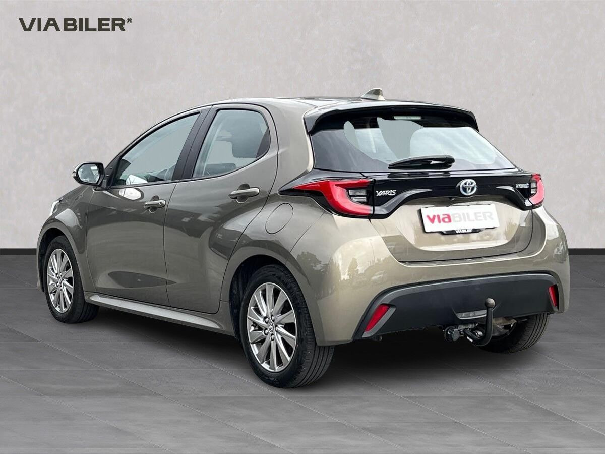 Bronze Toyota Yaris fra 2023