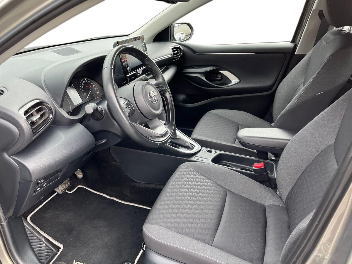 Bronze Toyota Yaris fra 2023
