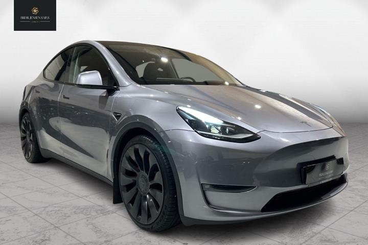 Sølv Tesla Model Y fra 2023 set udefra