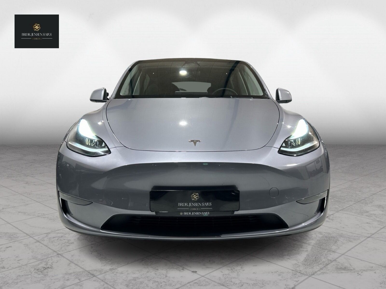 Sølv Tesla Model Y fra 2023