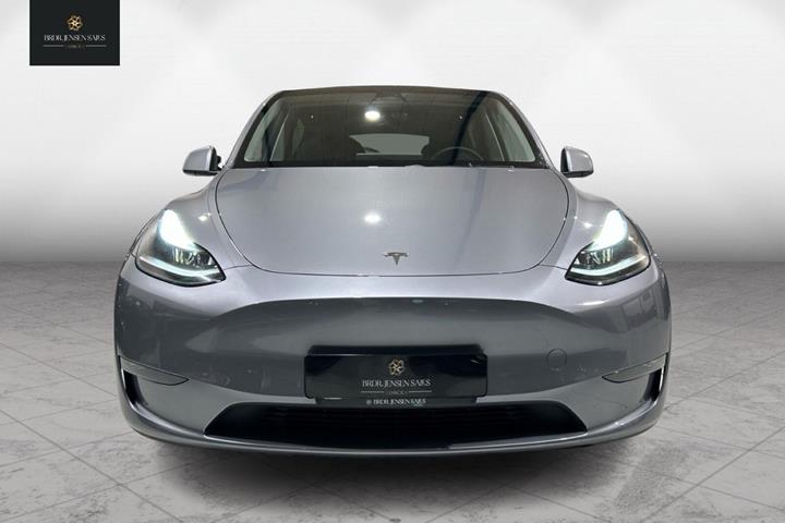 Sølv Tesla Model Y fra 2023