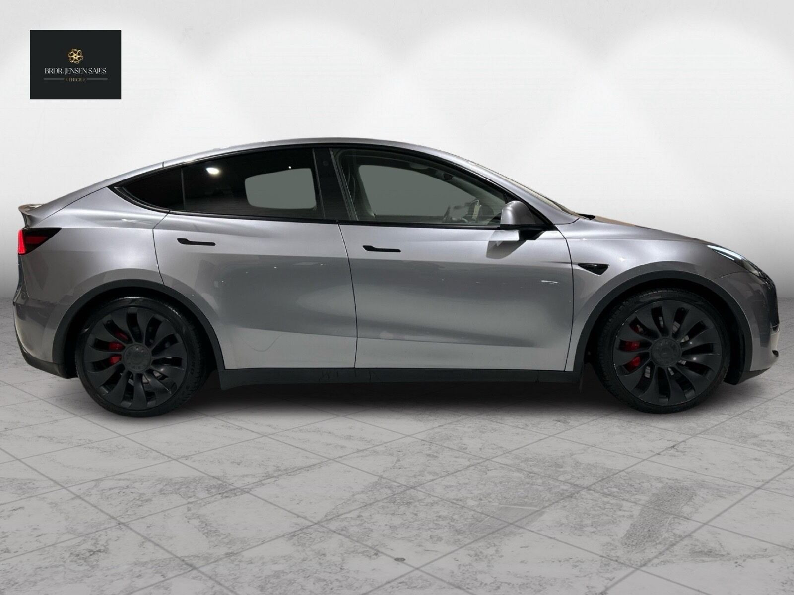 Sølv Tesla Model Y fra 2023