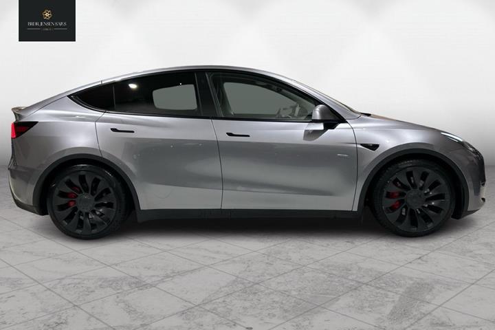 Sølv Tesla Model Y fra 2023