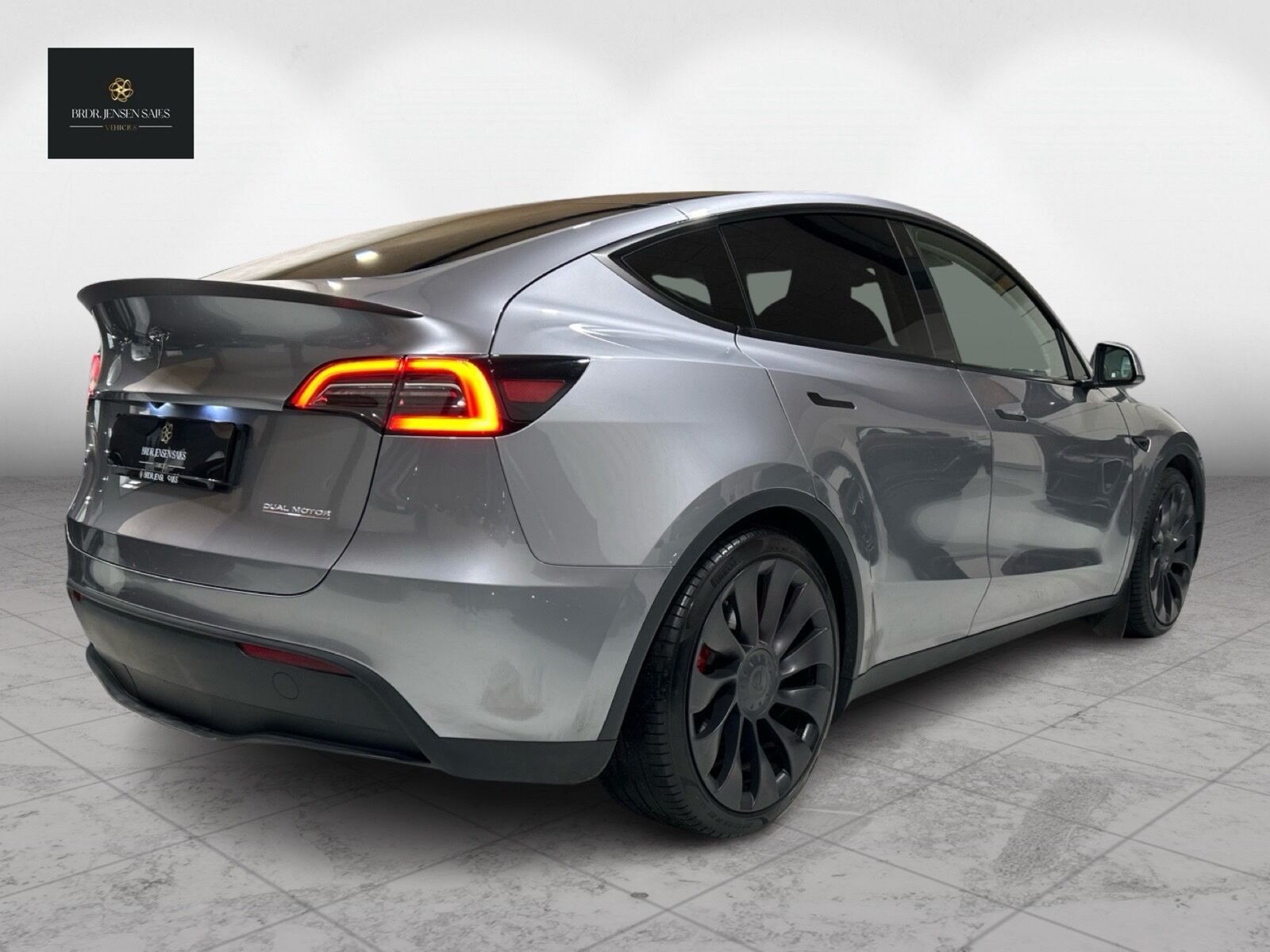 Sølv Tesla Model Y fra 2023