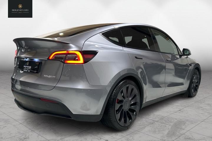 Sølv Tesla Model Y fra 2023