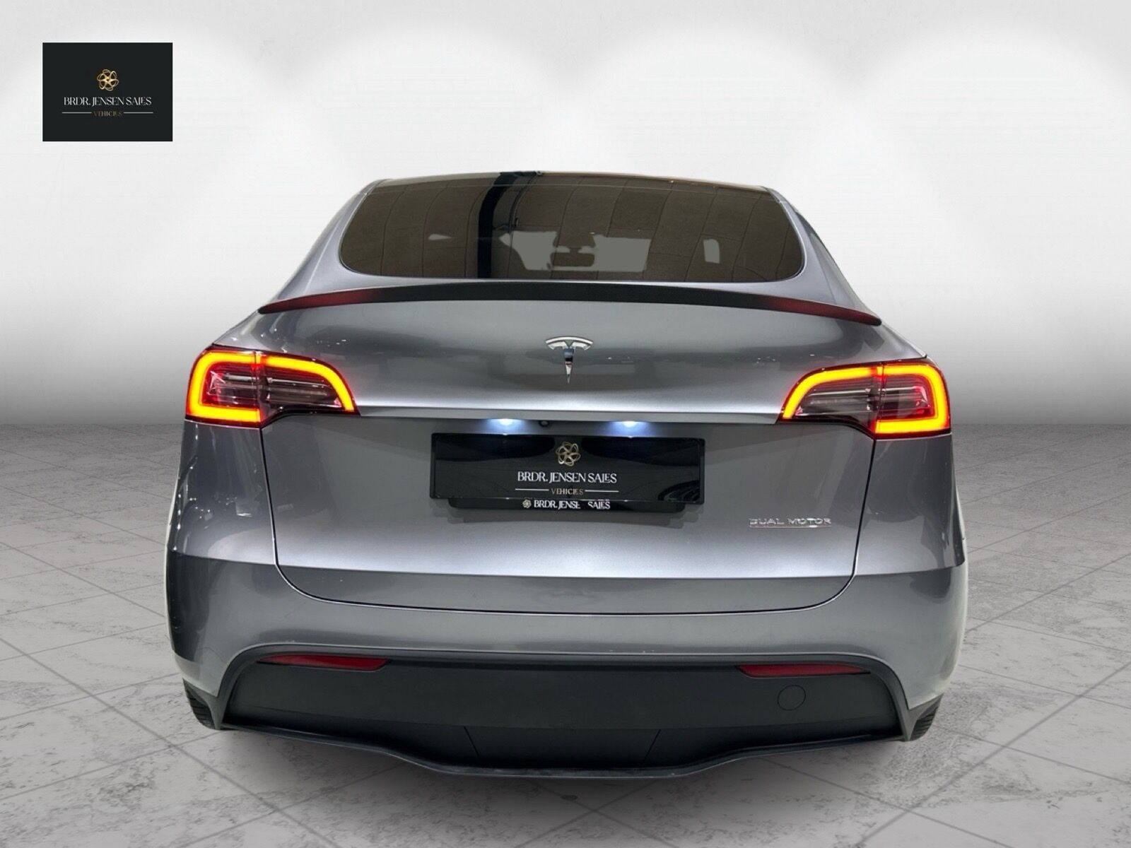 Sølv Tesla Model Y fra 2023