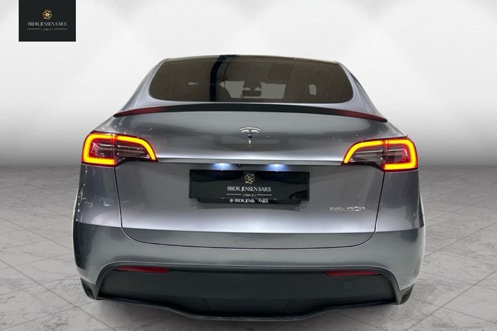 Sølv Tesla Model Y fra 2023