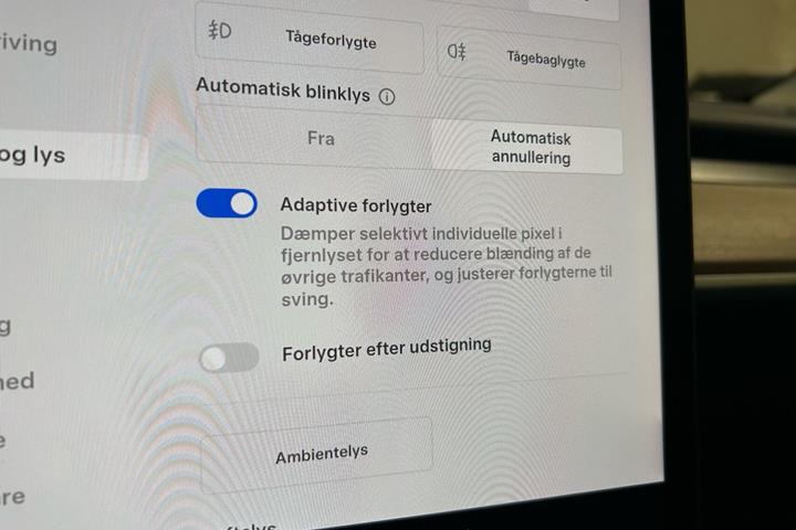 Sølv Tesla Model Y fra 2023