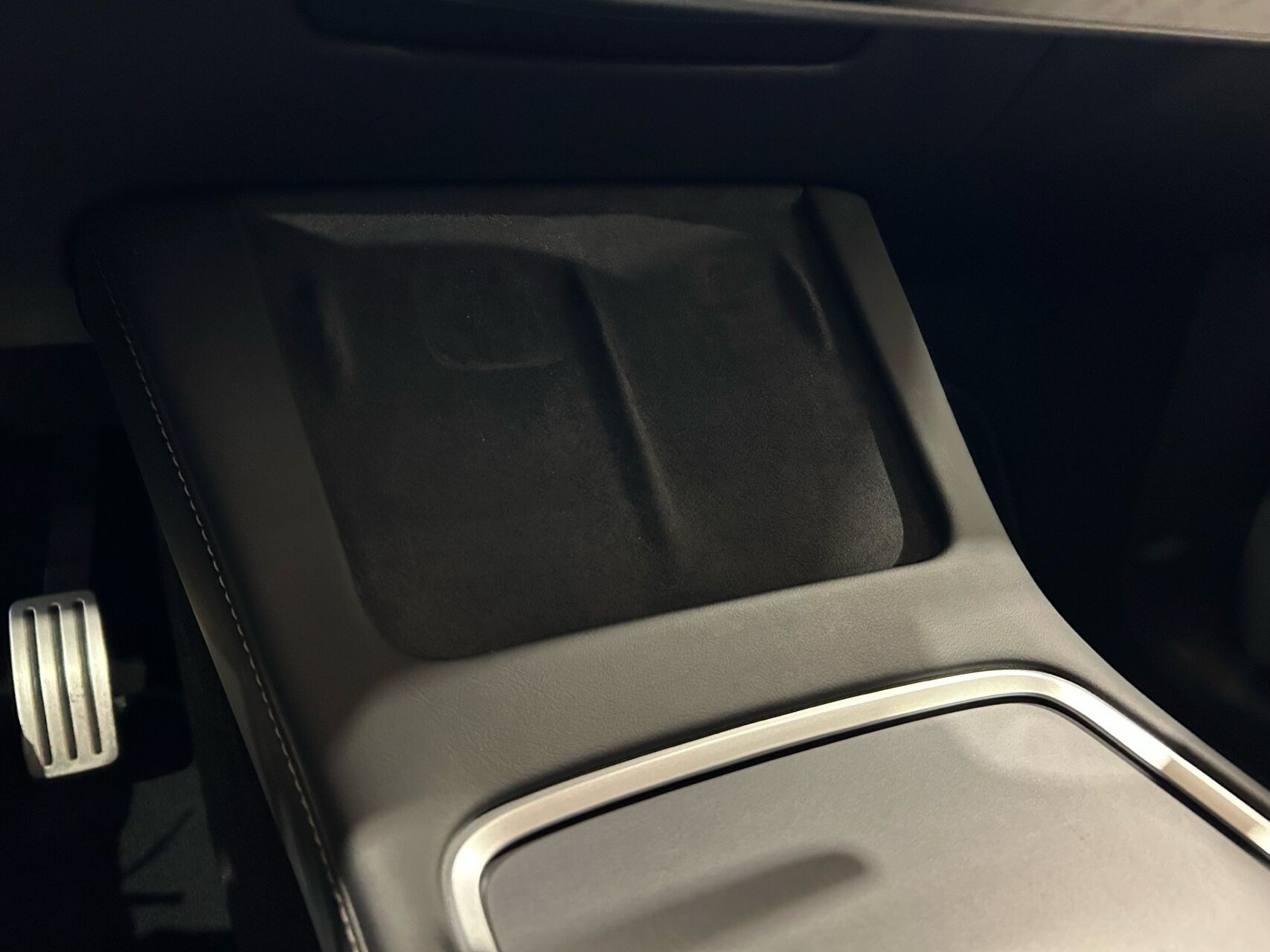 Sølv Tesla Model Y fra 2023