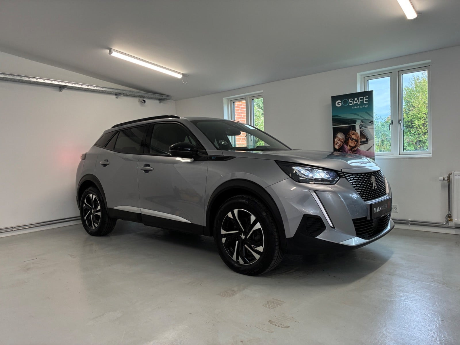 Grå Peugeot e-2008 fra 2023