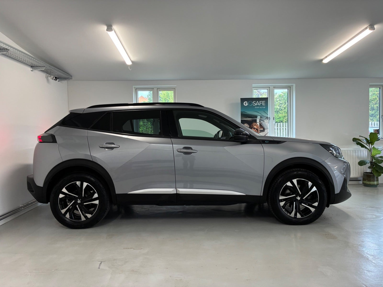 Grå Peugeot e-2008 fra 2023