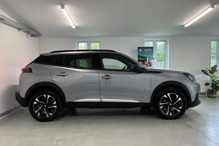 Grå Peugeot e-2008 fra 2023