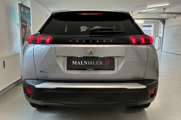 Grå Peugeot e-2008 fra 2023