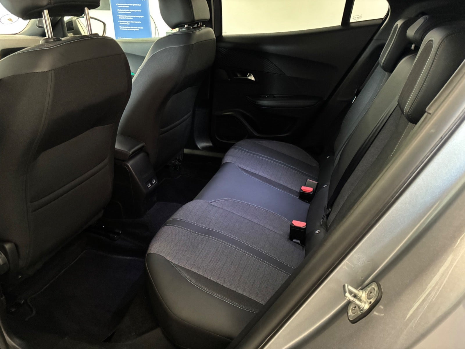 Grå Peugeot e-2008 fra 2023