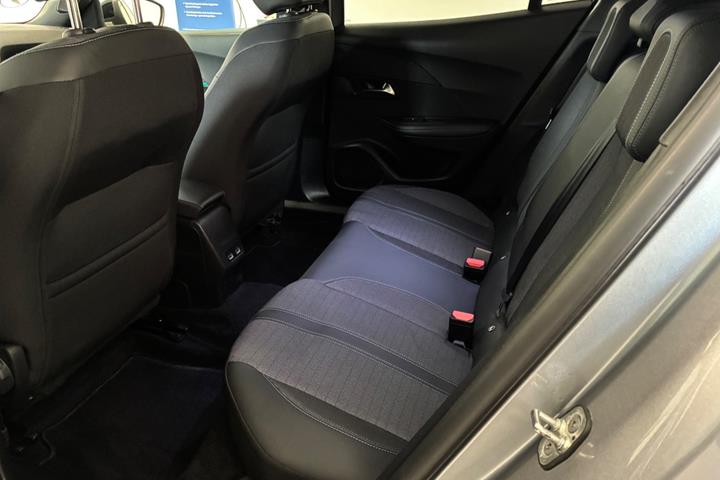 Grå Peugeot e-2008 fra 2023