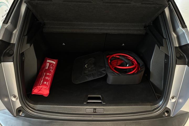 Grå Peugeot e-2008 fra 2023