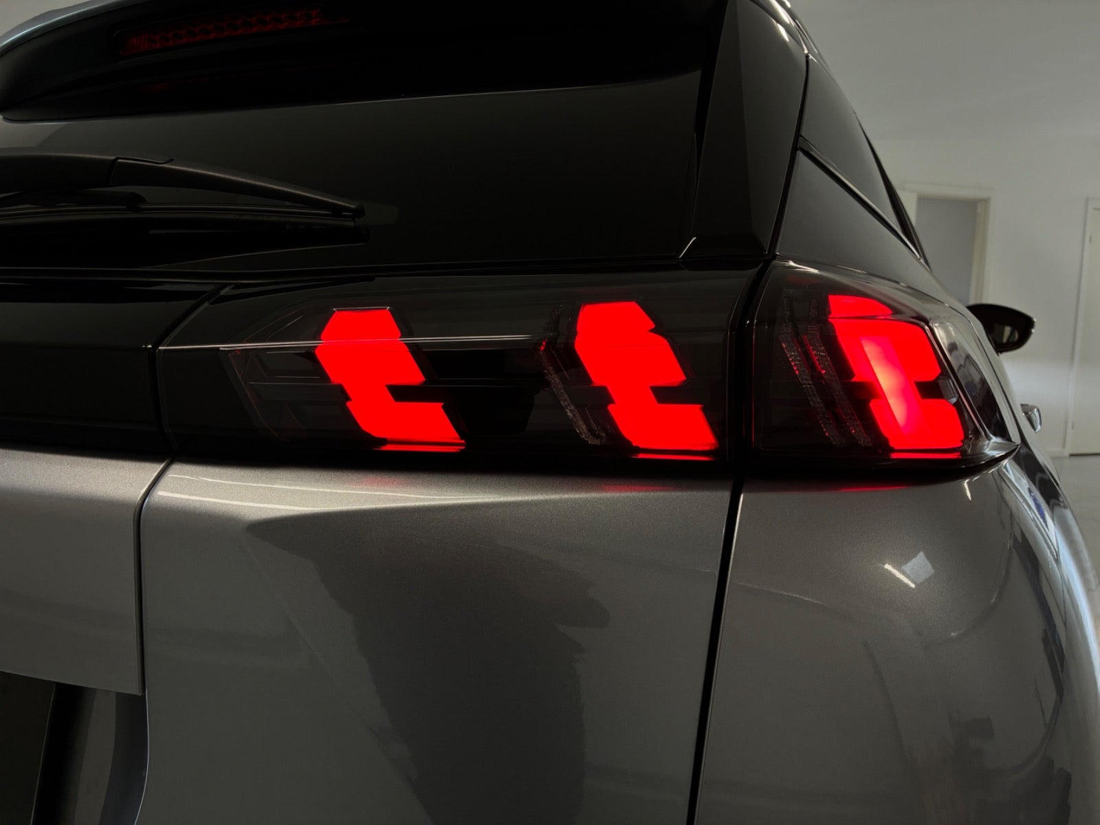 Grå Peugeot e-2008 fra 2023