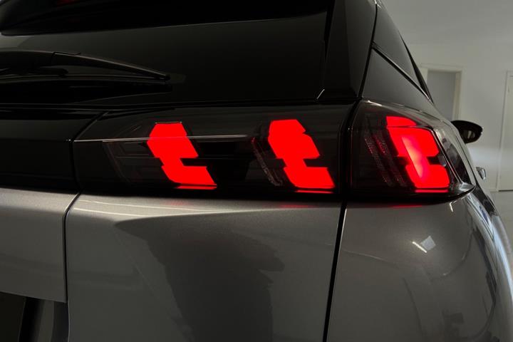 Grå Peugeot e-2008 fra 2023