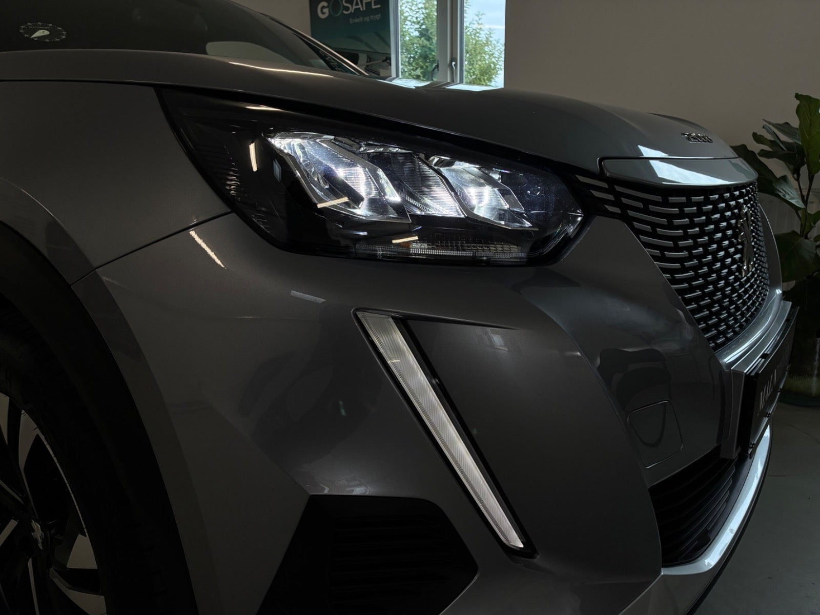 Grå Peugeot e-2008 fra 2023