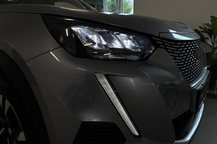 Grå Peugeot e-2008 fra 2023