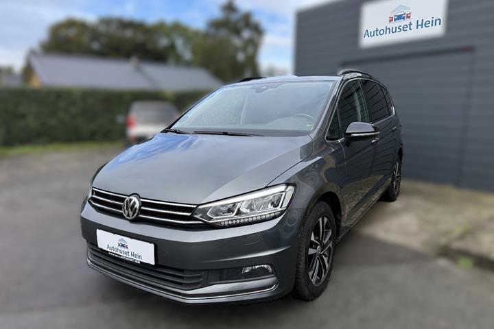 Grå VW Touran fra 2019