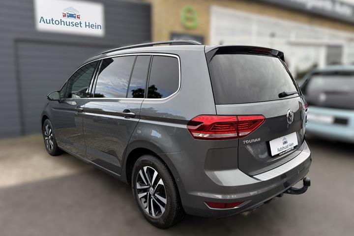 Grå VW Touran fra 2019