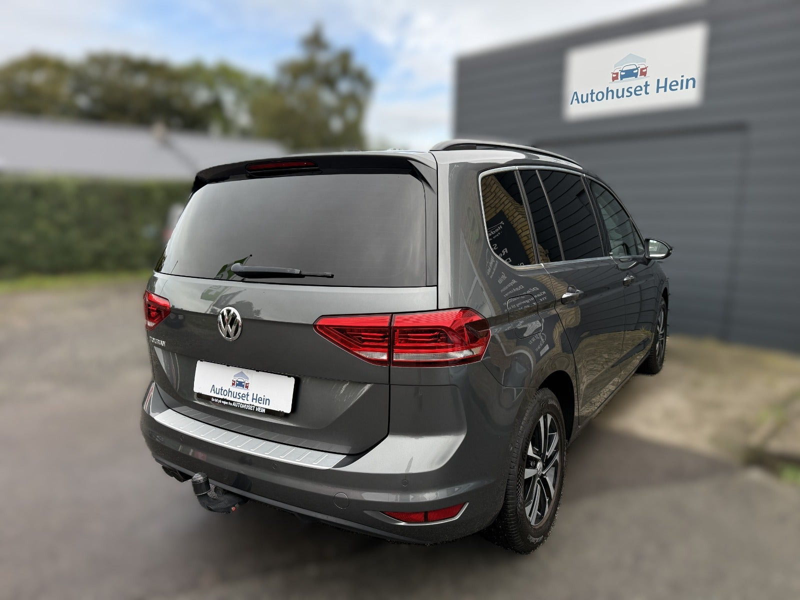 Grå VW Touran fra 2019