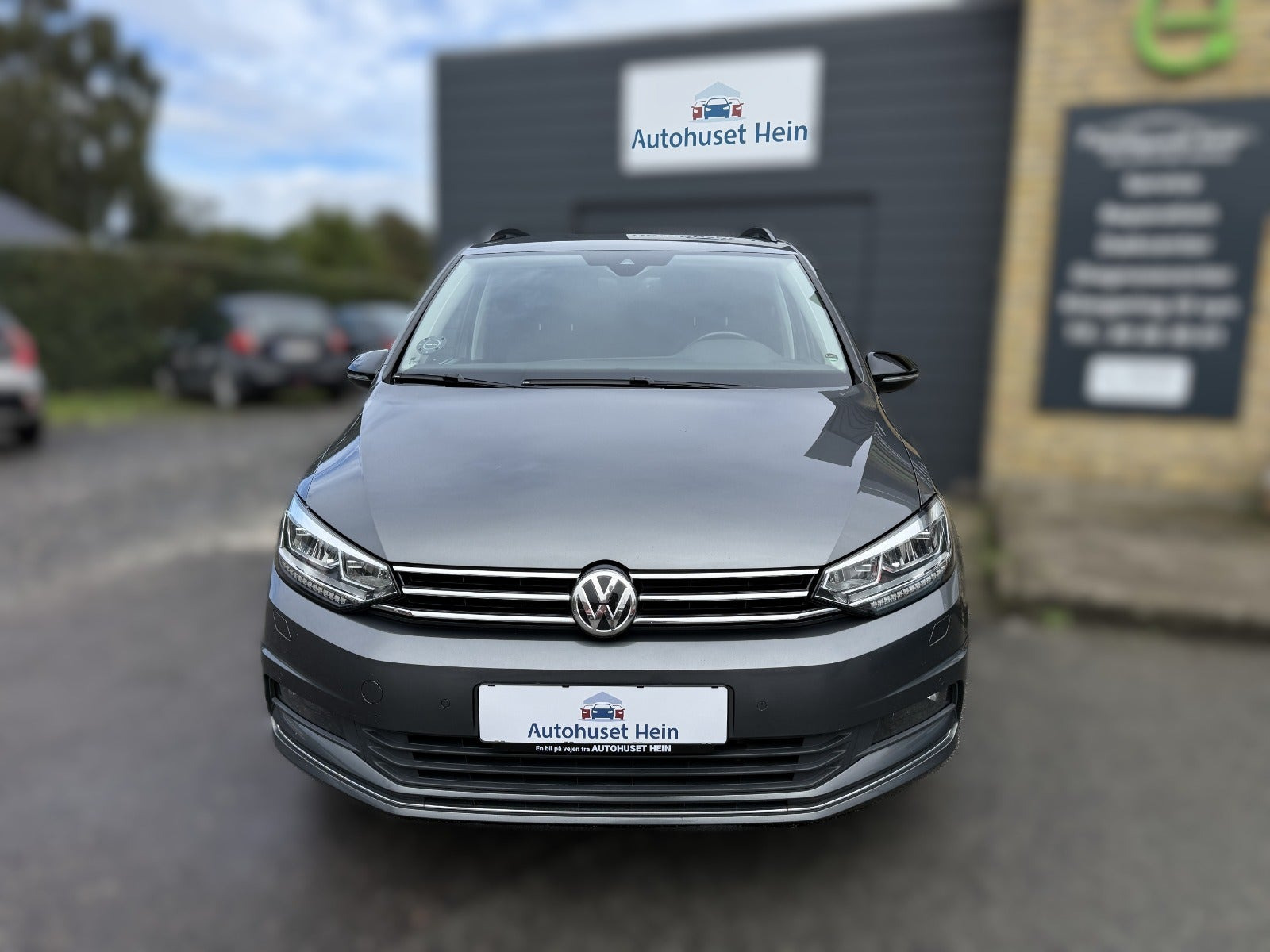 Grå VW Touran fra 2019