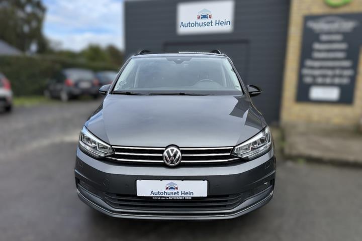 Grå VW Touran fra 2019