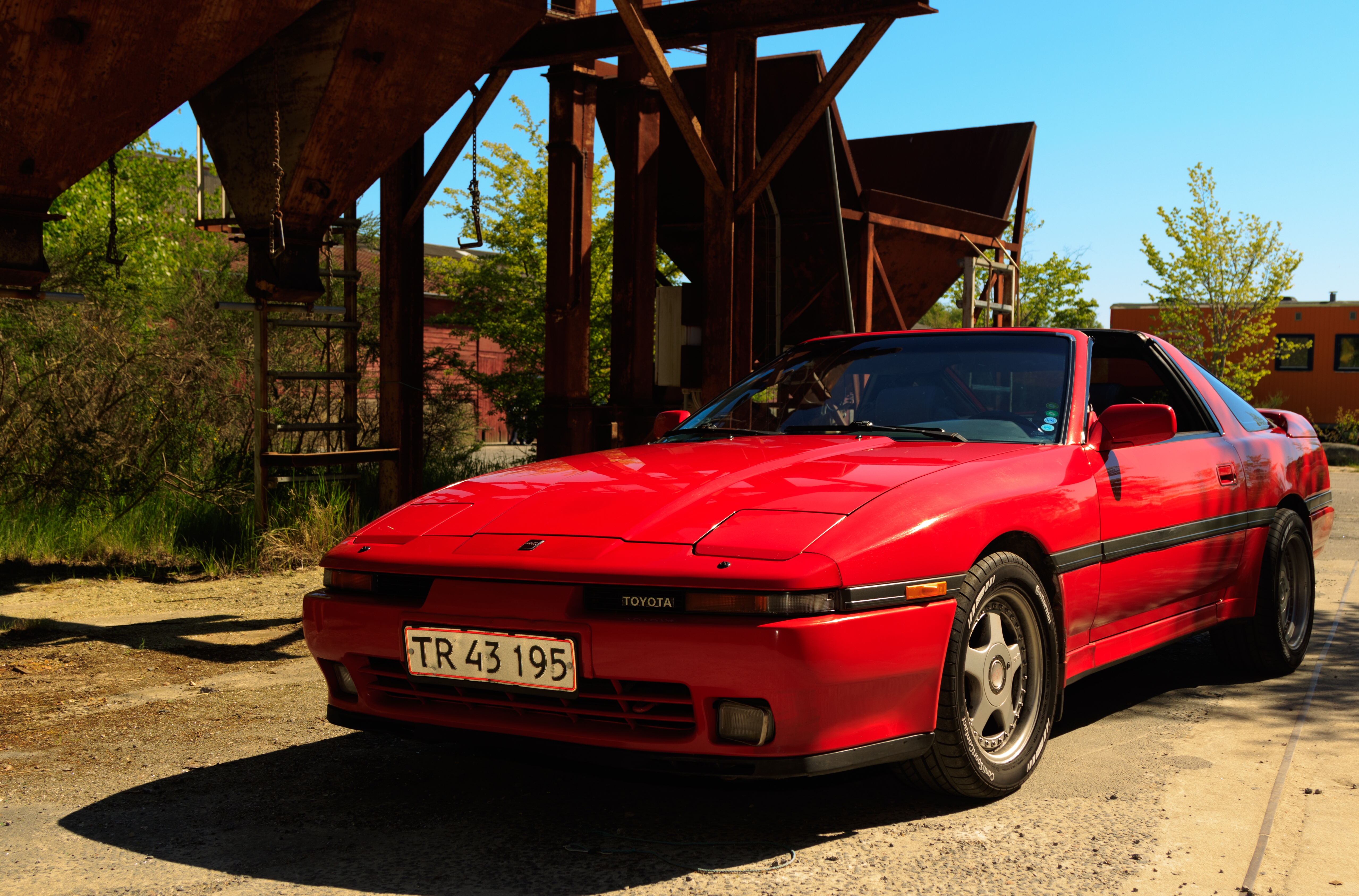 Rød Toyota Supra fra 1990