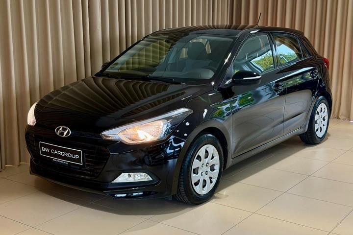 Sort Hyundai i20 fra 2016 set udefra