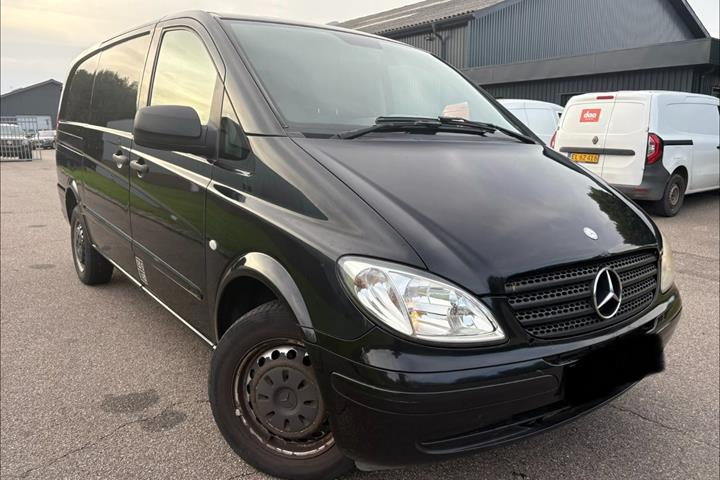 Sort Mercedes Vito 115 fra 2010 set udefra