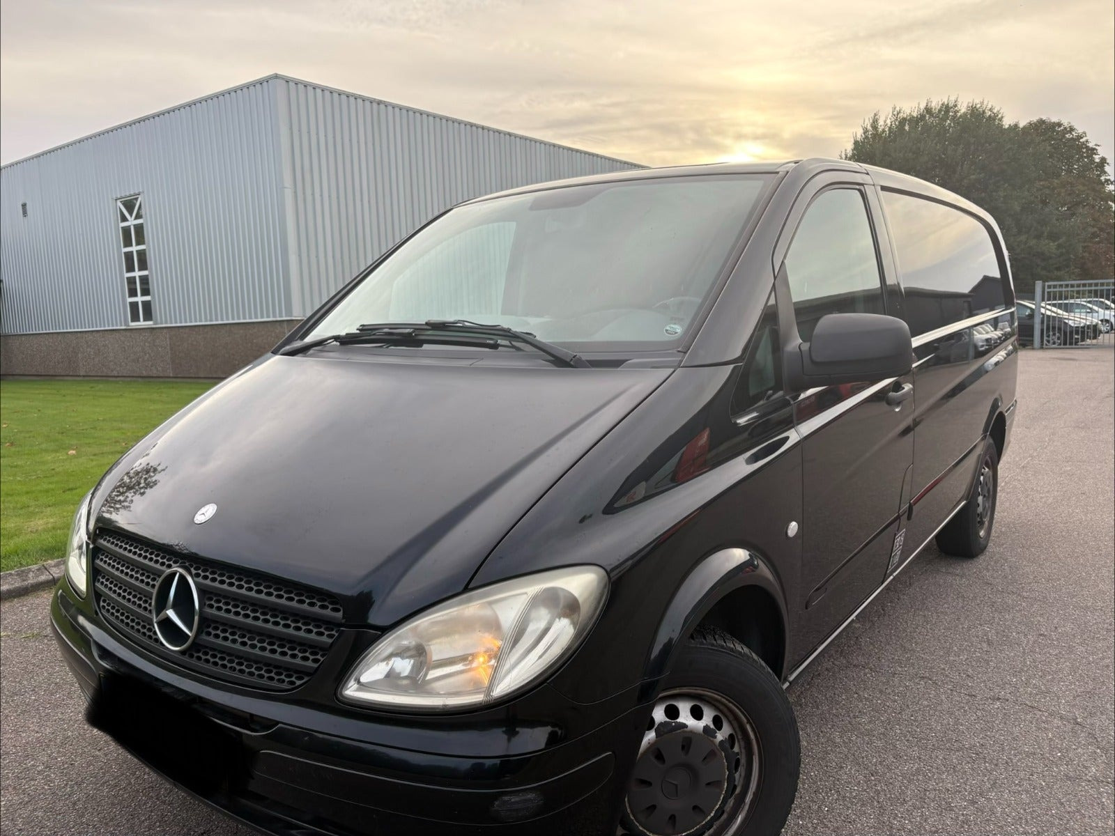 Sort Mercedes Vito 115 fra 2010 set udefra