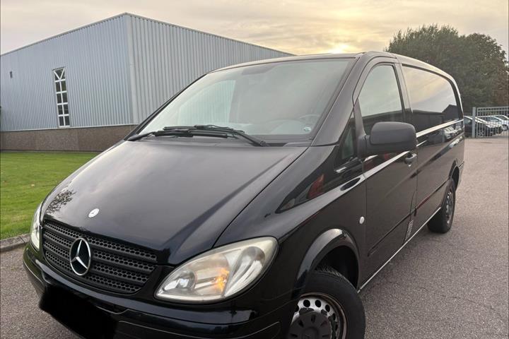 Sort Mercedes Vito 115 fra 2010 set udefra